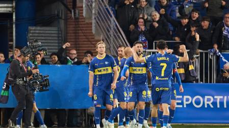 Los jugadores del Alavés celebran el gol de Diabate