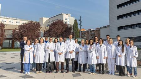 Especialistas, enfermeras, investigadores y otros profesionales del Cancer Center Clínica Universidad de Navarra implicados en el ensayo clínico para niños y adultos jóvenes con tumores cerebrales