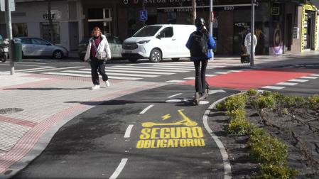 Una persona en patinete circulando por un carril bici de Pamplona
