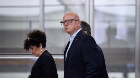 El consejero de Educación, Carlos Gimeno, en los pasillos del Parlamento
