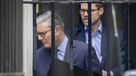 El primer ministro británico Keir Starmer abandona Downing Street