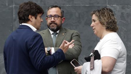 El Vicepresidente primero, consejero de Presidencia e Igualdad y portavoz del Gobierno Javier Remírez (c), la secretaria de Organización del PSN Esther Iso y el parlamentario de Geroa Bai Pablo Azcona en el atrio del Parlamento