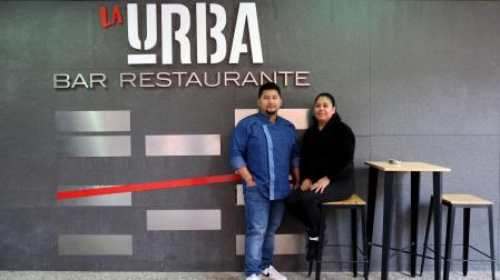 David Carriel y Sandra Delgado, la pareja que regenta el bar restaurante La Urba de Tafalla