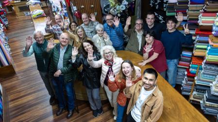 De izda. a dcha., tras el mostrador: Martín González Castillo, Isabel Martínez Santa Bárbara, Mª Antonia y Santiago González Castillo, Sofía Castillo Puyuelo, Enrique y Sofía González Castillo, Nicolás Díez González, y Javier y Enrique González Hernández. Delante, -de izda. a dcha.-: José Luis Morte Ochoa, Martín Díez Ochoa, Maite Martínez Castellano, Mª Paz Bañeres Meler, Ana Mª González Bañeres, y Lamec Condori Huaman