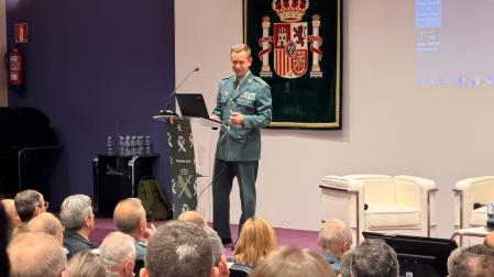 Momento de la ponencia de Alberto Aguilera Acuyo, de la Jefatura de Transformación Digital y Ciberseguridad de la Guardia Civil