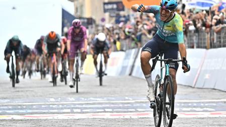 Davide Ballerini celebra su victoria al esprint en la sexta etapa del Giro 2026