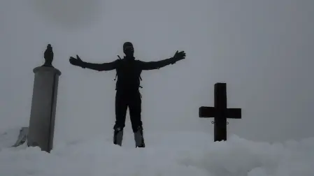 Mael Le Lagadec, en la cima del Aneto con la cruz de madera tallada por él mismo y el pedestal de la Virgen del Pilar