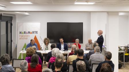 la mesa del Foro Haranarte, Joseba Martikorena (Club de Empresas de Baztan-Bidasoa ‘Don MIguel de Múzquiz); Natalia Rekarte (alcaldesa de Donamaria y Miembro del Observatorio Socio-Económico de Baztan-Bidasoa), Iñigo Arruti (Director general de Fomento Empresarial e Infraestructuras del Gobierno de Navarra), Marian Cestau (técnica del plan de activación de Baztan-Bidasoa de Cederna Garalur) y Juan Ramón Ostiz (veterinario que ha encontrado relevo generacional).