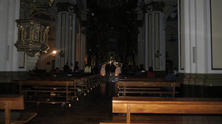 Jóvenes rezando en la iglesia de San Cernin de Pamplona el sábado por la noche