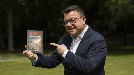 *A: Irati Aizpurua San Román *F: 14-05-26 *T: Foto entrevista a Carlos Medrano por su nuevo libro. *L: El Sario, Pamplona.