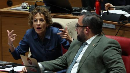 Gesto de la presidenta María Chivite durante el pleno de este jueves en el Parlamento de Navarra