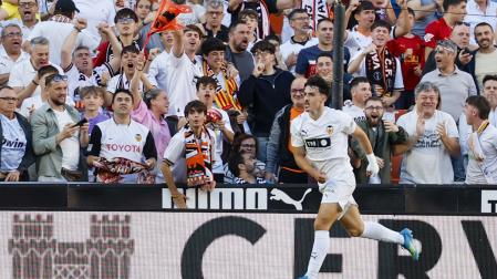 El centrocampista del Valencia Diego López celebra su gol