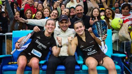 Marta Ortega, Juani Mieres y Martina Calvo celebran la victoria con la afición argentina.