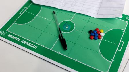 Pizarra de Imanol Arregui, preparada para afrontar una nueva sesión de entrenamiento