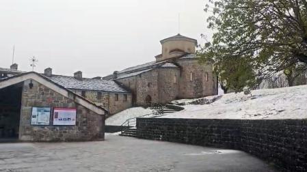 El santuario de San Miguel de Aralar ha amanecido este viernes, día de San Isidro, cubierto de blanco.