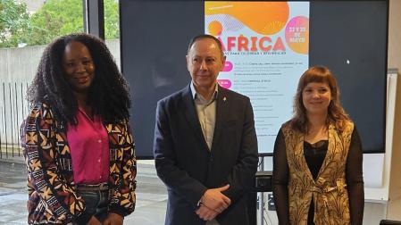 Djamila Djalo de Flor de África, José Ángel Andrés, presidente de Fundación Caja Navarra y ; y, Jaione Eugui de Médicos del Mundo Navarra