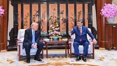 El presidente estadounidense, Donald Trump, posa para la prensa junto al mandatario chino, Xi Jinping