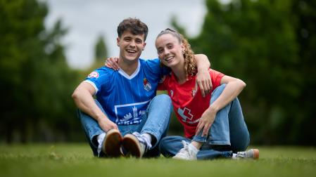 Iñaki Rodríguez y su hermana Julia Rodríguez, en el campus de la UPNA, con las camisetas de la Peña Sport y Osasuna.