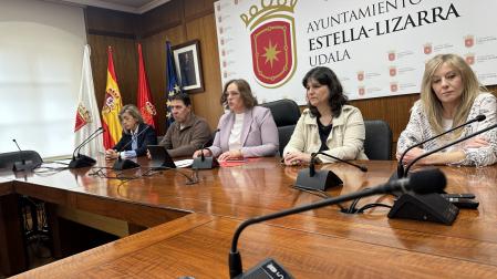 Un momento de la rueda de prensa de UPN en el Ayuntamiento de Estella con la asistencia de cinco de sus siete concejales. Desde la izquierda, Marta Azcona, Rafa Villanueva, la alcaldesa Marta Ruiz de Alda, Ana Duarte y Cristina Pérez.