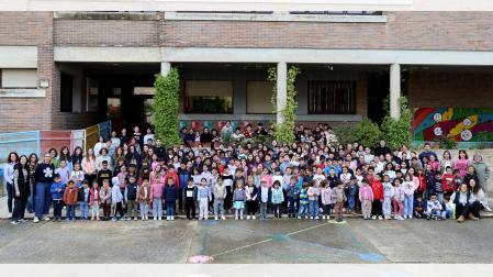 Escolares y equipo docente del colegio público Doña Álvara Álvarez de Falces se fotografiaron ayer frente a la entrada del centro.