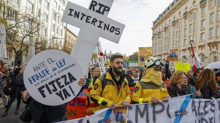 Funcionarios interinos protestan en Madrid por el abuso de la temporalidad en el empleo público.