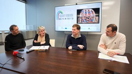Desde la izda.: Juantxo Agirre, de la Sociedad de Estudios Aranzadi; Arantxa Arregi, presidenta de Cederna Garalur; Ibon Mimentza, director gerente de Cederna Garalur; y Rubén Goñi, director general de Desarrollo Rural del Gobierno de Navarra