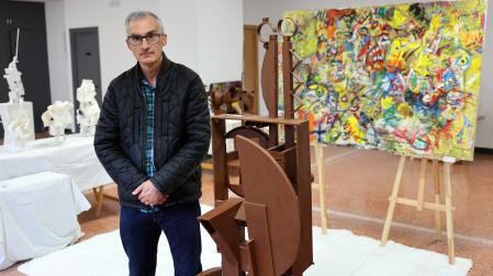 Pablo Ferrer, posando junto a las obras que muestra en la exposición 'Momentos sin ruido'. Al fondo, el lienzo 'Lucha de gigantes'.