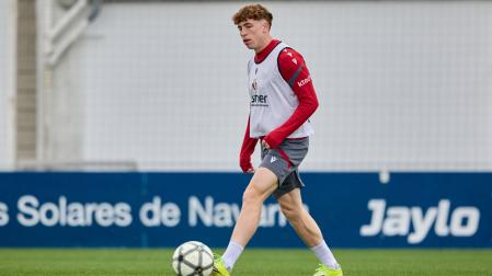 Víctor Muñoz, el veloz extremo de Osasuna, durante un entrenamiento