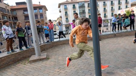 Taller de parkour, el viernes por la tarde en la plaza de la Constitución de Tudela