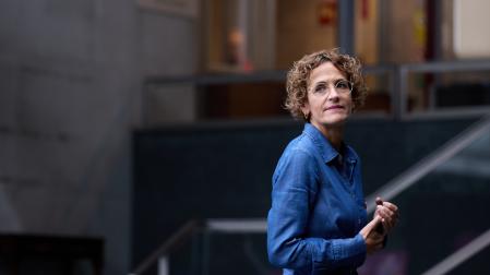 María Chivite, en el Atrio del Parlamento, minutos antes de que el pleno aprobara la iniciativa legal de UPN sobre los conciertos