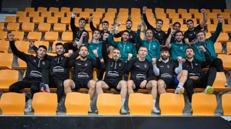 Los jugadores y el cuerpo técnico de Osasuna Magna se encuentran preparados para el partido ante el Córdoba