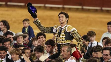 El diestro peruano Andrés Roca Rey sale a hombros este viernes tras el segundo festejo de la Feria del Caballo de Jerez