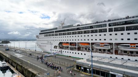 Pasajeros desembarcan del crucero 'Ambition', aislado por un brote de gastroenteritis, durante una escala en el puerto de A Coruña