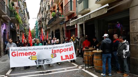 Momento de la manifestación convocada por LAB para exigir la destitución del consejero de Educación, Carlos Gimeno