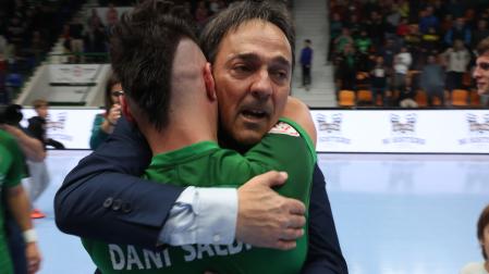 Imanol Arregui se abraza con Dani Saldise tras certificar la salvación