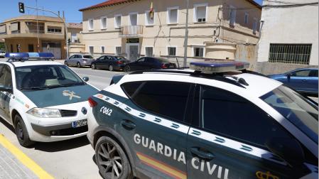 Los cuerpos sin vida de un agente de la Guardia Civil, su mujer y su hijo han sido hallados con impactos por arma de fuego en una vivienda del puesto de la localidad de Dolores (Alicante), en el que desempeñaba su trabajo el guardia civil. Según han informado fuentes de la Guardia Civil a EFE, el hallazgo se ha producido en una de las viviendas de esa infraestructura en la que residía la familia.