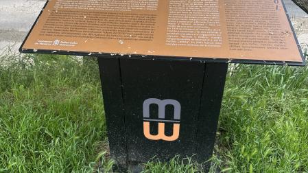 Panel del Lugar de Memoria de Montejurra 76 instalado junto al Monasterio de Irache cuya modificación piden los 90 firmantes.