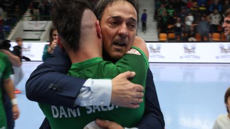 El entrenador de Osasuna Magna, Imanol Arregui, se abraza de forma efusiva con Dani Saldise tras lograr la permanencia