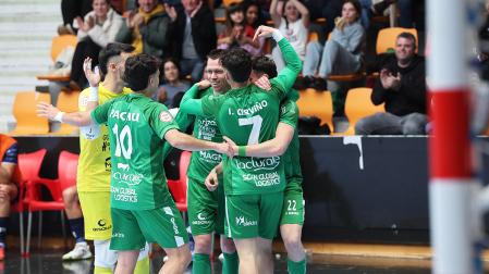 Piña de los jugadores de Osasuna Magna tras lograr la victoria