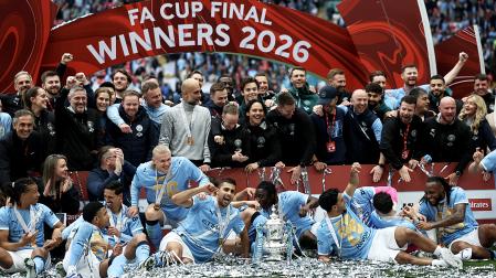Los jugadores del City celebran el título tras vencer al Chelsea en la final