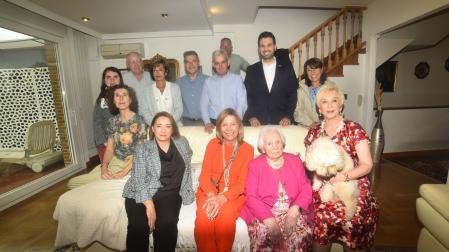 María Ángeles Olza Elcano, con su familia y el alcalde de Zizur, Jon Gondán, y la concejal Piluka García