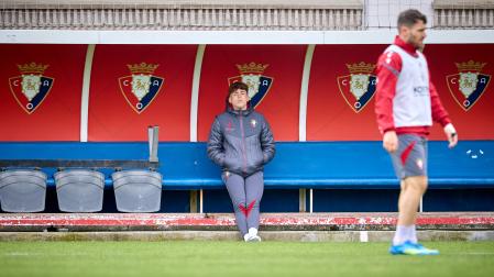 Víctor Muñoz, presenciando este sábado el entrenamiento de sus compañeros en Tajonar