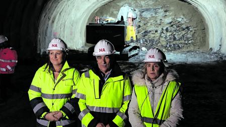 La directora de Obras Públicas, María Torres; Óscar Chivite, y la delegada del Gobierno Alicia Echeverría, en las obras de Belate
