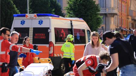 Un conductor arrolla a media docena de personas en Módena