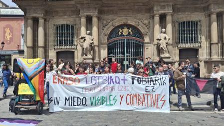 Concentración en Pamplona con motivo del Día Internacional contra la LGTBIfobia