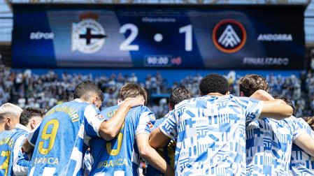 Los jugadores del Dépor hacen una piña ante su afición para celebrar el triunfo sobre el Andorra