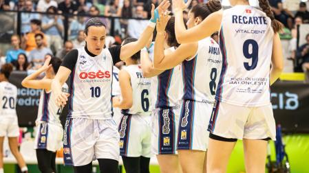 Las jugadoras del Osés se saludan antes del encuentro