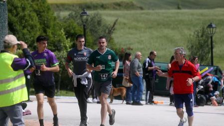 Participantes en el I Cross de Úcar disputado este domingo, 17 de mayo