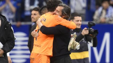 Sivera y Quique Sánchez Flores se abrazan tras finalizar el encuentro
