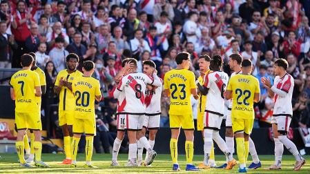 Momento en el que los jugadores del Rayo despiden a Óscar Trejo durante el encuentro contra el Villarreal
